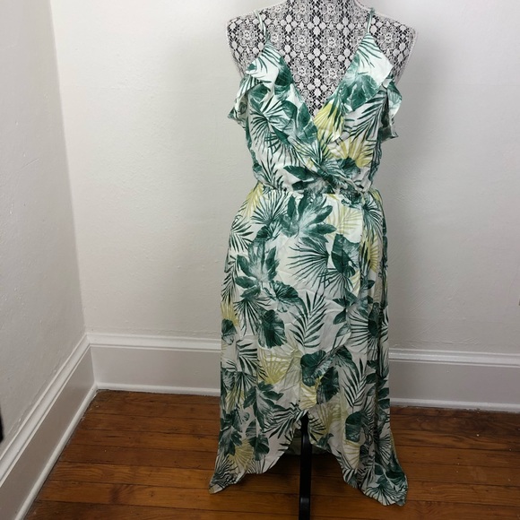 Soprano Dresses & Skirts - ✨ 3/$15 SALE, Soprano Leaf Pattern Dress✨